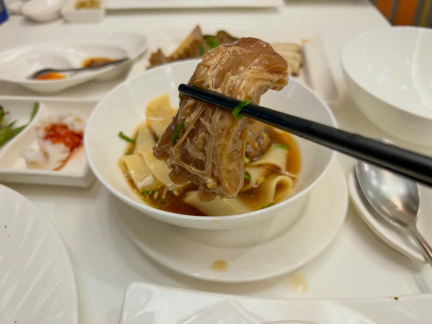 天下三絕|東區必比登推薦牛肉麵,平民美食的五星饗宴 - 第8張圖 天下三絕